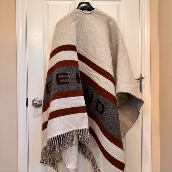 Made In Italy Weekend Max Mara Label-cut Wool Blend Large Cape Sz:OS Fall/Winter - Picture 14 of 16